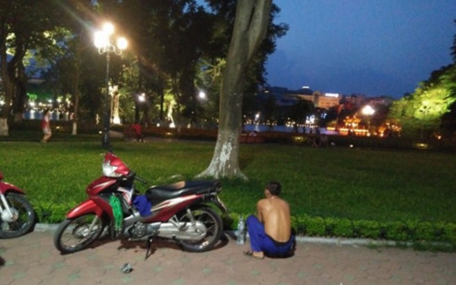 Hồ Gươm thay mới thùng rác có tiếng trung quốc