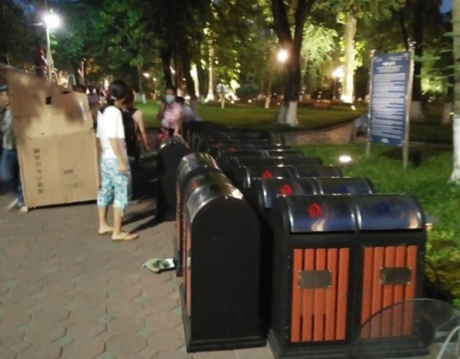 Hồ Gươm thay mới thùng rác có tiếng trung quốc