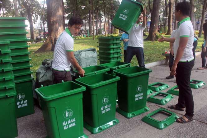 Thùng rác lắp đặt ở công viên hè phố Sài Gòn